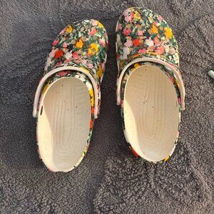 🌼 Floral Clogs Description